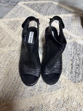 Steve Madden open toe Leala bootie with snap closures
